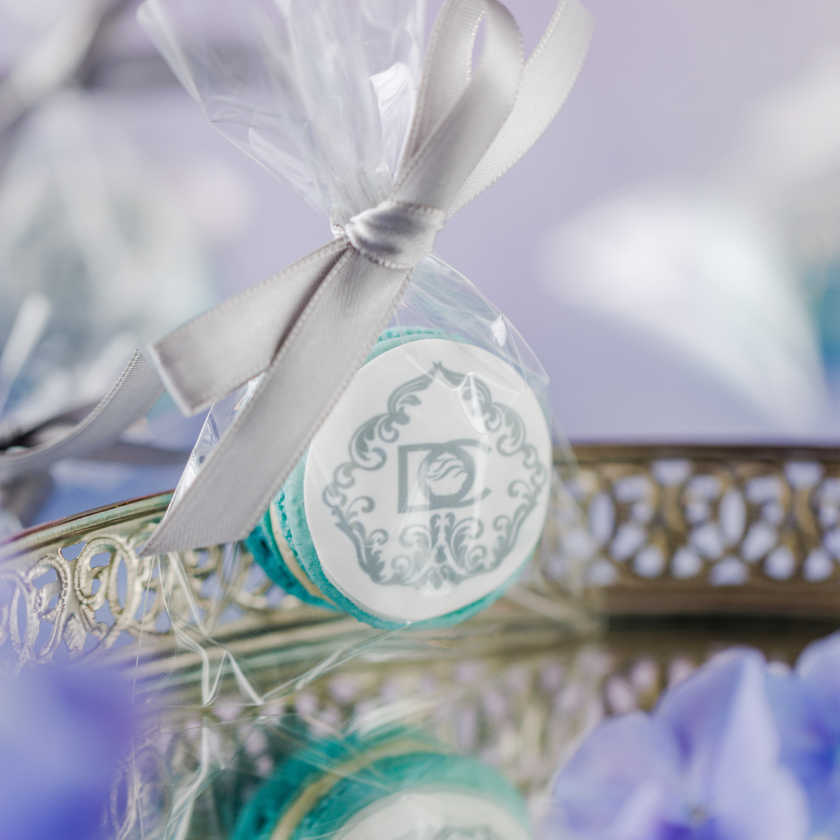 Einzeln verpackte Macarons mit Firmenlogo