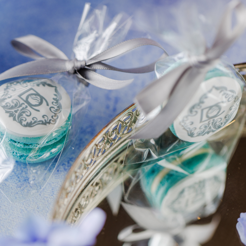 Einzeln verpackte Macarons mit Firmenlogo