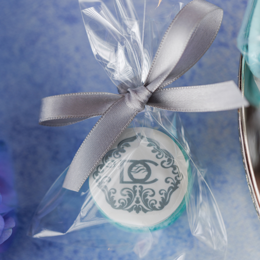 Einzeln verpackte Macarons mit Firmenlogo